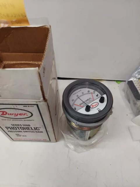 Dwyer 3000-00C Photohelic® Pressure Gauge 0-0.25" Water 25Psig