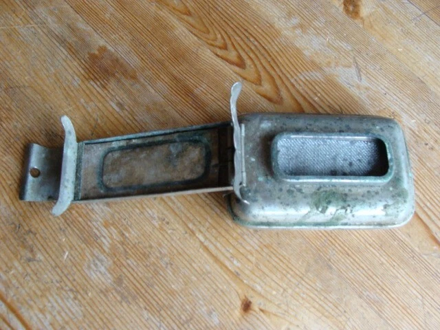 Ancienne Chaufferette, chauffe pied en métal avec poignée en bois
