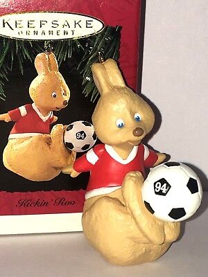 Hallmark Ricordo 1994 Kickin Roo Calcio Canguro Natale Ornamento Vintage Nuovo