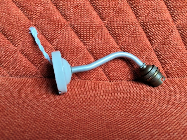 Petite applique ancienne avec col de cygne et douille, prête à l'emploi.