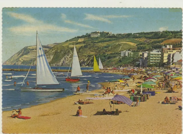 Gabicce -Pesaro -Spiaggia Animata Barche A Vela -Viagg.1964 Cartolina