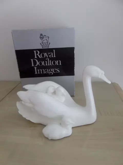 Verpackt Royal Doulton Images weiße ""Mutterliebe"" elegante Schwäne HN 3545