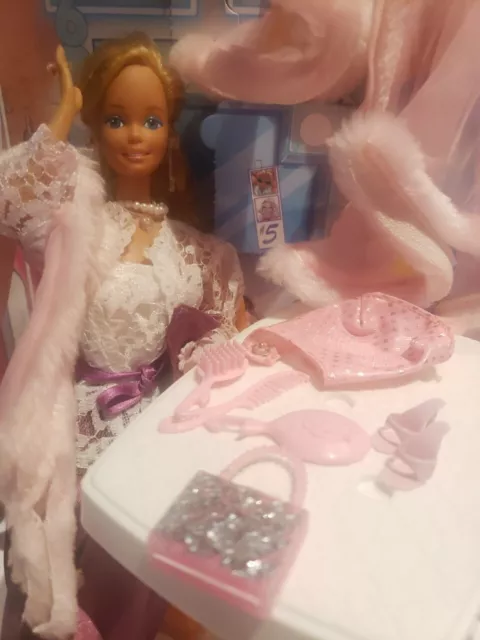 Vintage Barbie Mattel 1981 Pink & Pretty Barbie #3554 Superstar Era Boa Cape +