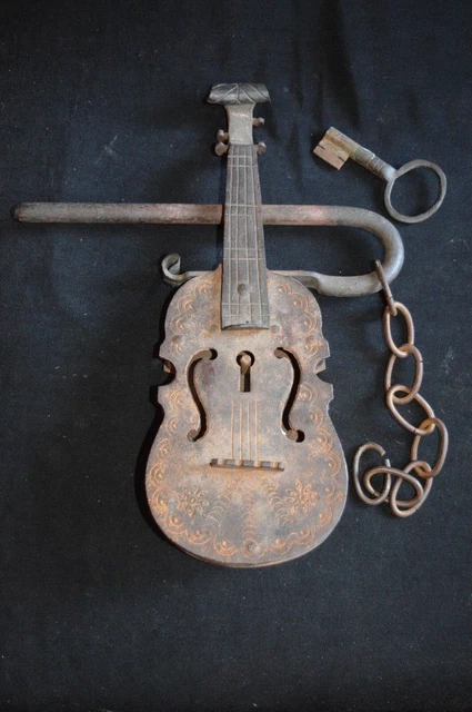 Genuine antique metal iron? Decorated Fiddle Lock with original key 19th century