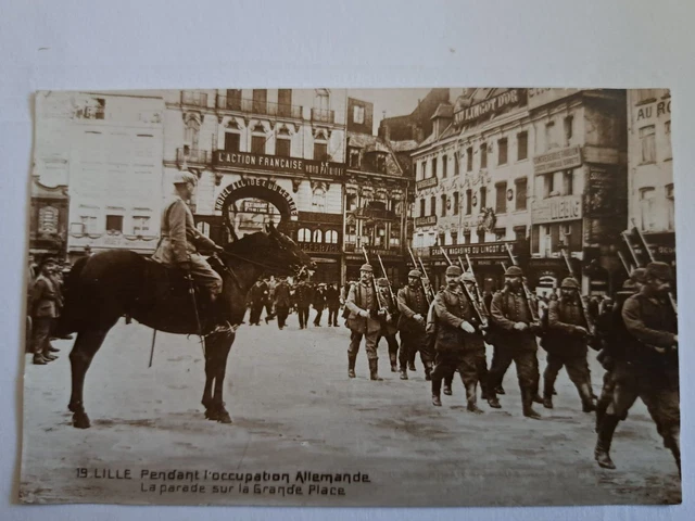CPA Lille pendant l'occupation Allemande parade sur la grande place dept-59