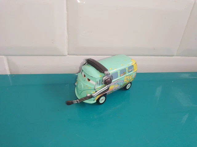 BAC4 Voiture métal Mattel Cars Disney Pixar vw combi fillmore avec casque