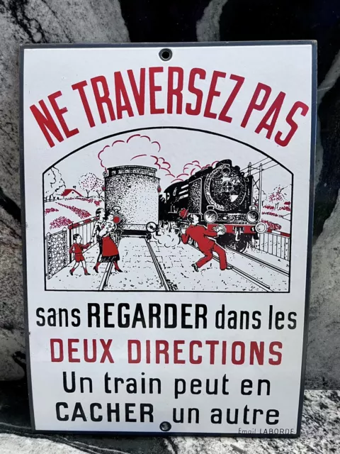 Plaque émaillée vintage « Ne traversez pas un train peut en cacher