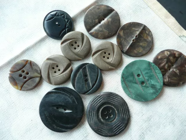 12 boutons anciens en plastique et bakélite art-déco