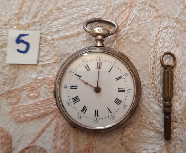 Montre Mécanique Femme Ancienne - Environ 2x2 Cm - À Restaurer Mais Fonctionne - Vintage
