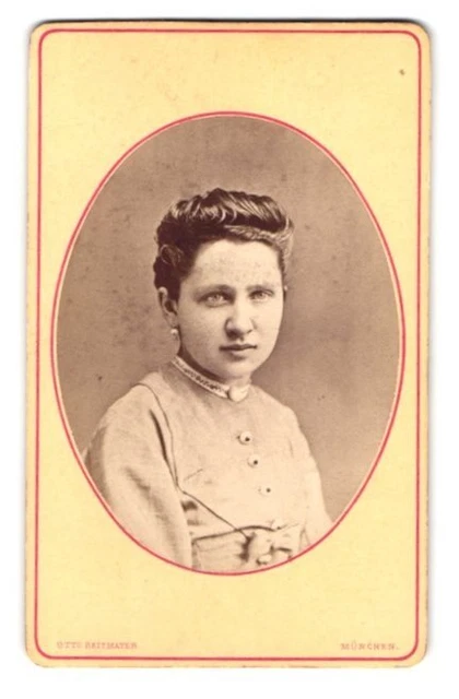 Fotografie Otto Reitmayer, München, Kaufingerstraße 9, Dame in eleganter Kleidu