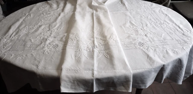 Ancien DRAP en fil avec retour BRODE MAIN en rose fleurs et monogramme CP