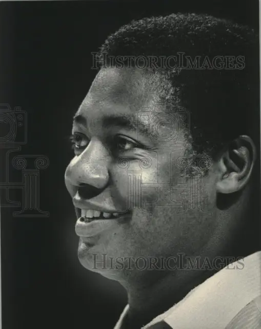 1984 Press Photo Basketball Olympian Oscar Robertson coaches in Milwaukee