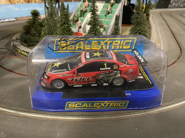 C3227 SCALEXTRIC Autograph James COURTNEY HOLDEN VE COMMODORE V8