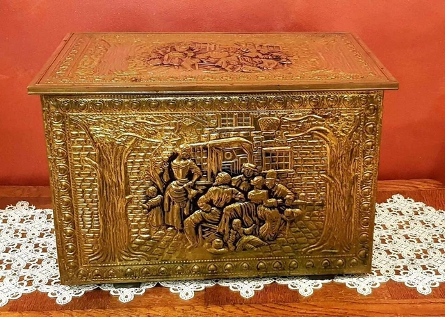 antico scrigno baule carbonaia forziere in legno con raffigurazioni a cesello 