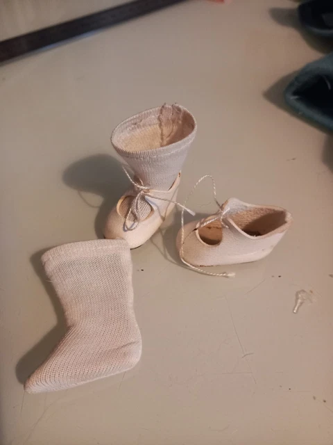 vêtements anciens de petite poupée Unis France : chaussures cuir et chaussettes