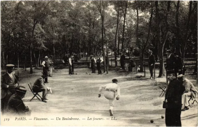 CPA PARIS 12e Bois de Vincennes Un Boulodrome Les players (1247953)