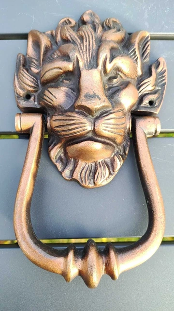 Heurtoir de  porte Tête de Lion, en fonte, patine reflets cuivrés. Style Antique