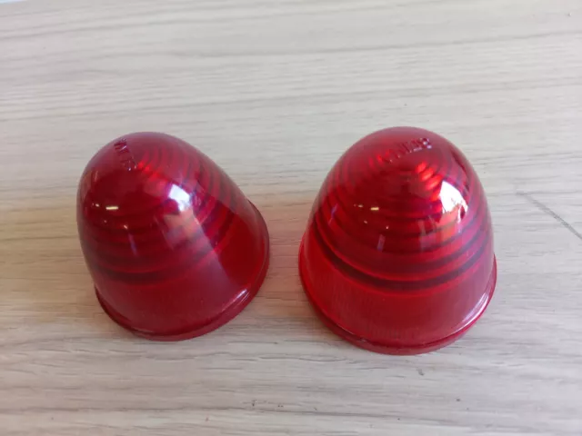 Paire de cabochons de feu arrière SEIMA forme obus en plastique rouge d' origine