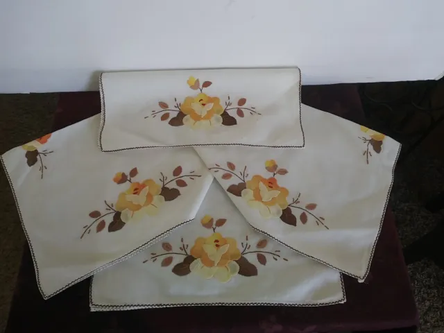 https://www.picclickimg.com/ht8AAOSw6StirITn/Vintage-Linen-Placemats-Set-Of-4-Appliqued-Embroidered.webp