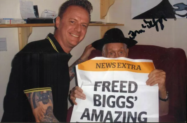 RONNIE BIGGS Hand-Signed Photograph - Great Train Robbery NEWS EXTRA Sex Pistols