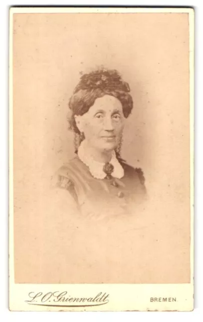 Fotografie L.O. Grienwaldt, Bremen, Portrait einer älteren Dame mit schönem Kop