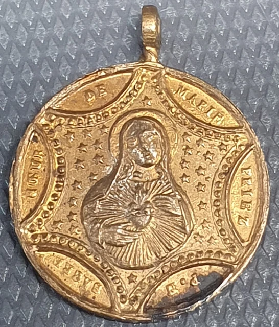Ancienne poupée années 50 (Gégé) avec médaille religieuse