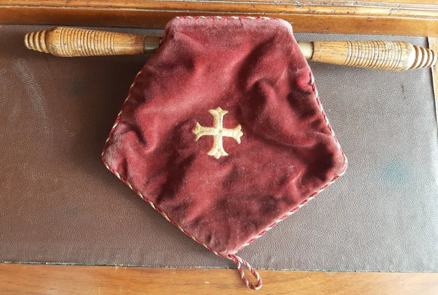 Pochette In Velluto Rosso Con Manici In Legno E Ricamo A Croce – Borsa Elegante Per Offerte E Donazioni In Chiesa