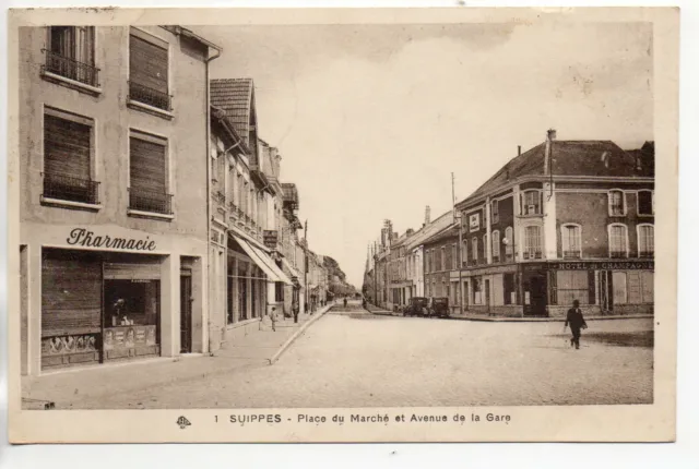 SUIPPES - Marne - CPA 51 - La place du marché - Pharmacie - avenue de la Gare