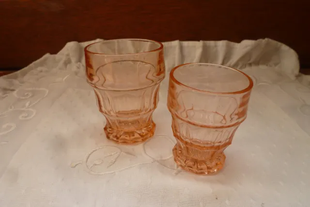 2 verres de couleur rose en verre moulé très vintage