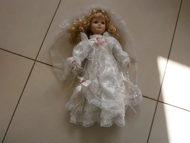 tres jolie poupée porcelaine - tenue hiver russe