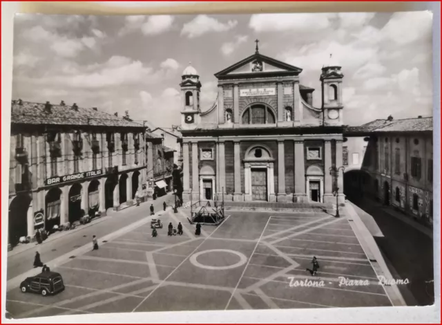 Cartolina d'epoca Tortona Piazza Duomo Animata Bar Grande Italia viaggiata 1955