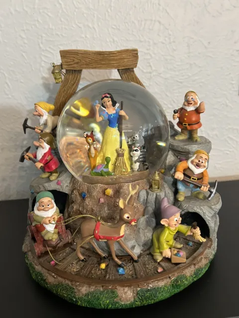 WDW Walt Disney Snow White Seven Dwarfs Snow Globe Limited Edition 2007 Collect