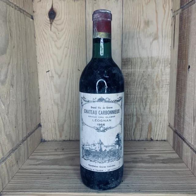 Magnifique Château Carbonnieux 1966. Bouteille dans un Etat Rare