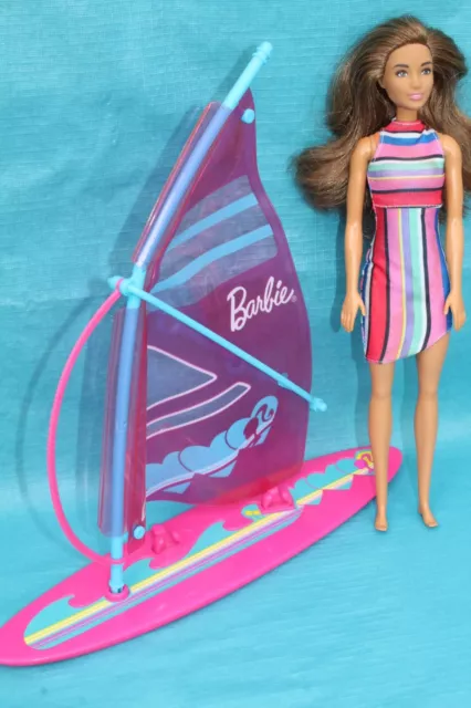 MATTEL BARBIE PUPPE -420- BEACH GIRL mit SURFBRETT und SEGEL SURFERIN WINDSURFER