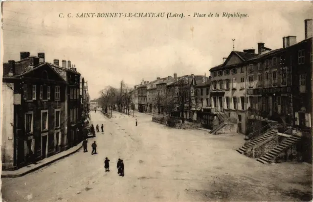 CPA St-BONNET-le-CHATEAU Place de la Republique (687851)