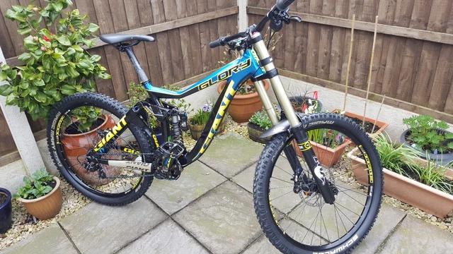 GIANT GLORY 01 2014 downhill mountain bike good condition