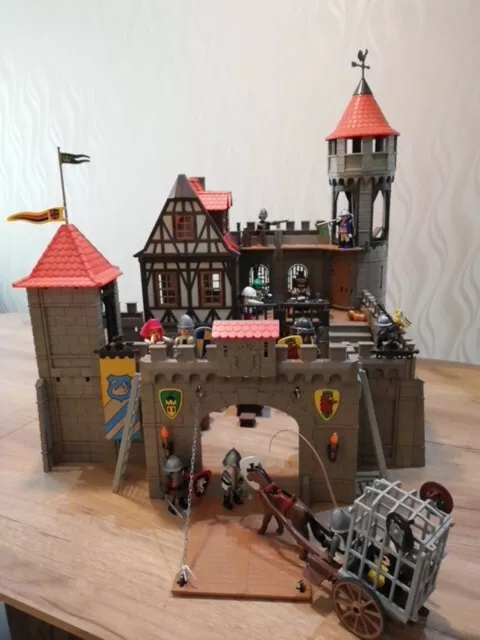 Playmobil Ritterburg mit Fachwerkhaus und riesig viel Zubehör 3666+3888.