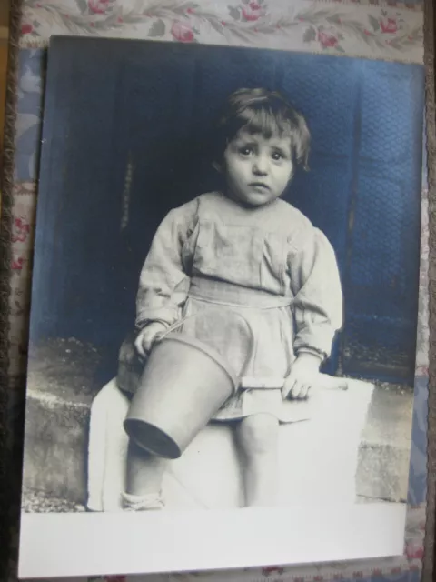 Photographie ancienne vintage Photographie enfant triste blouse avec son seau 2