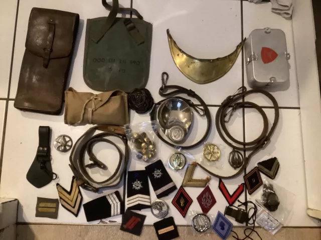 lot insignes Cuir Lanières écussons militaire et divers militaria fond de tiroir