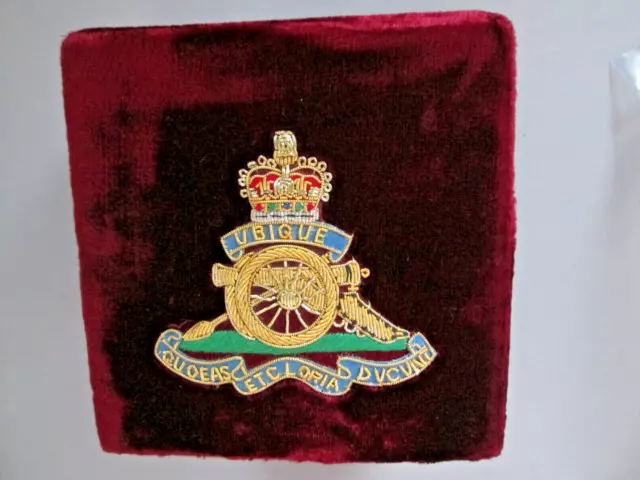 WW2 era Velvet/silk Box with  Royal Artillery Badge of Honour with Motto.