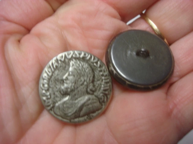 GRAND BOUTON ANCIEN en métal à décor de chevalier - combat - joute EUR 19,00 - FR