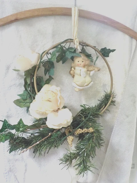 Weihnachtskranz Tür Fenster schöne Weihnachtsdeko mit Engel weiße Rosenblüten