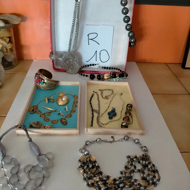 VINTAGE - Lot de 25 bijoux fantaisie : bracelets, colliers, boucles d' oreilles. Voir descriptif - Très bon état - Montres & Bijoux
