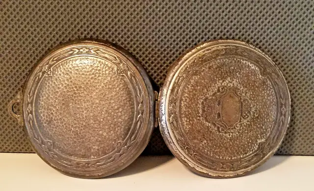🌟 VINTAGE Round Compact Mirror Powder Case Etched, Clasp Works Well