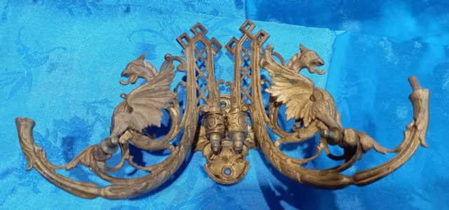 ANCIENNE APPLIQUE DE PIANO GRIFFONS CHIMERES DOUBLE BRANCHES  EN BRONZE  XIXème