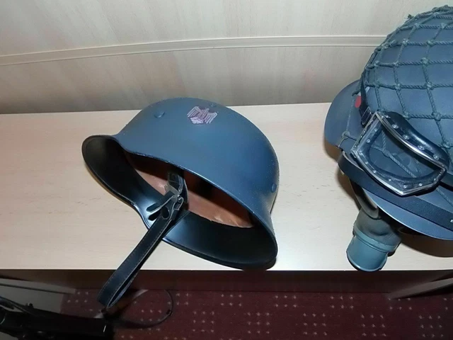 Stahlhelm met. kkj. innenfutter und kinnriemen aus leder
