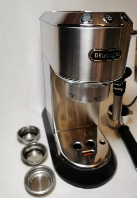 Máquina de espresso con bomba tradicional estilo DeLonghi Dedica EC685 M plateada 3