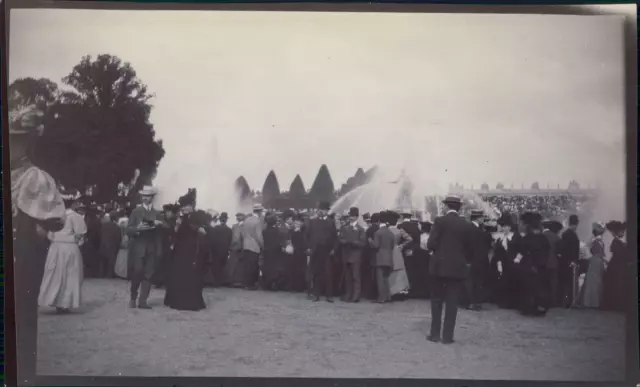 France, Versailles, Visiteurs admirant la grande fontaine, ca.1905, Vintage silv