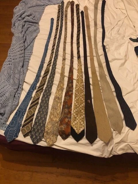 LOT A de 10 CRAVATES ( Figaret, Boss, Status, Versace, etc,...)