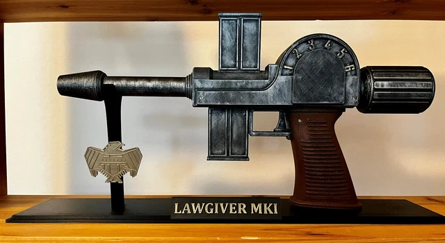 JUDGE DREDD LAWGIVER Replica Display Stand - Lawgiver MK1 £21.51 ...